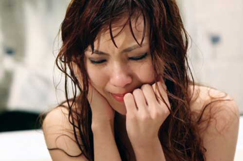 Kỷ niệm ngày cưới tôi khóc cả đêm còn chồng quỳ gối ngoài cửa