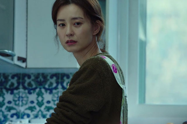 Cuối tuần đi cà phê cùng chồng con, tim tôi bỗng lặng đi khi thấy bóng dáng người đàn ông ngồi bàn đối diện