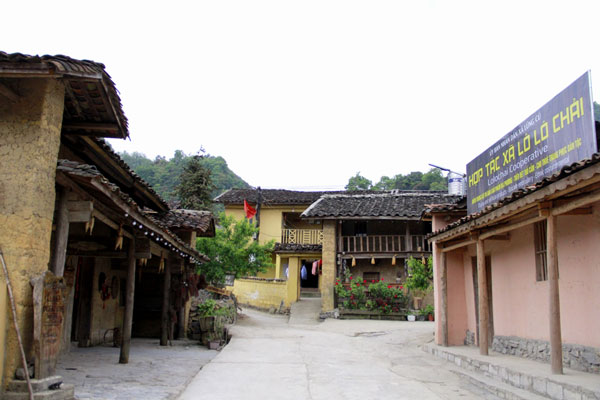 Ngôi làng cổ tích dưới chân núi Rồng