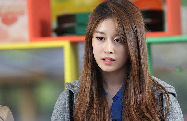 Chồng tình tứ ôm gái lạ vào nhà nghỉ, tôi lao vào bắt gian thì khóc lặng vì thương anh