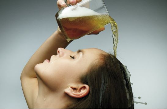 Gội đầu bằng bia, cách chăm sóc và phục hồi tóc hư tổn hiệu quả bất ngờ