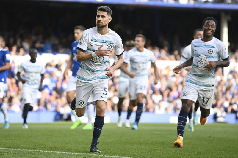 Niềm vui của các cầu thủ Chelsea sau khi Jorginho ghi bàn