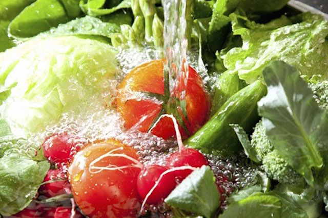 Ngâm rau với nước muối cho sạch hóa chất là sai: Đây mới là cách làm đúng để rau sạch, hết hóa chất