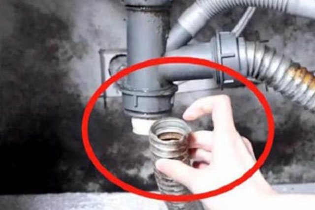 Đường ống nước bị tắc cứng, làm cách này giải quyết dễ dàng, không cần gọi thợ cho tốn kém