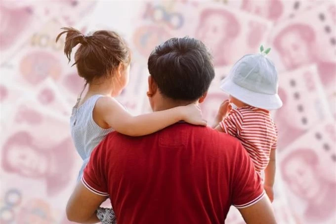 Bố đơn thân đòi vợ bồi thường 15.000 USD vì một mình nuôi con 8 năm - Ảnh 1. Bố đơn thân đòi vợ bồi thường 15.000 USD vì một mình nuôi con 8 năm - Ảnh 1.