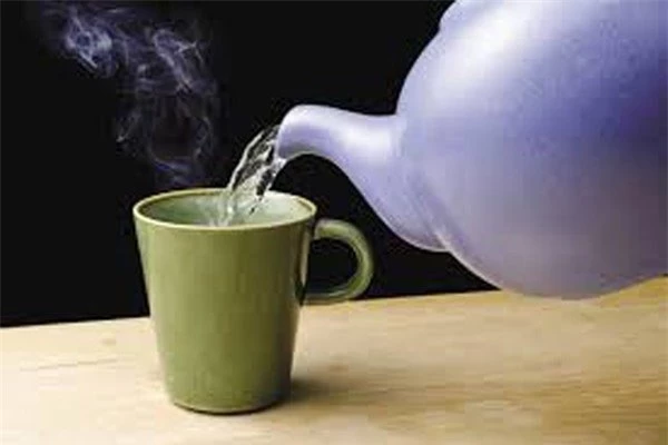 Nước ấm giúp ngăn sỏi thận
