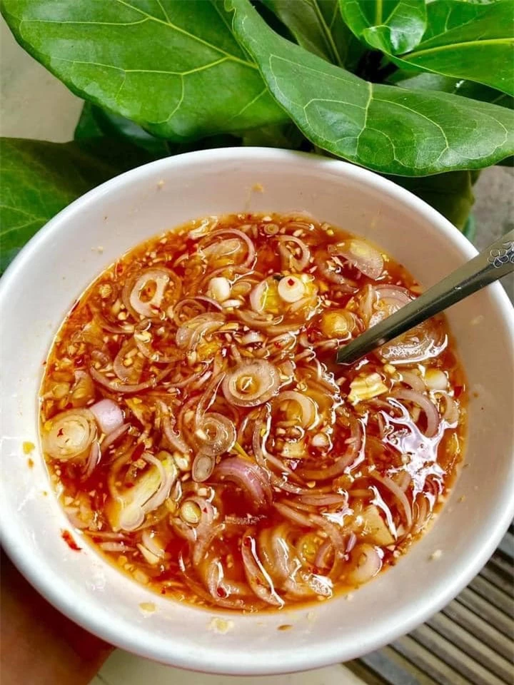 Nước mắm tỏi ớt, hành ngâm có thể dùng để chấm thịt gà sẽ rất ngon.