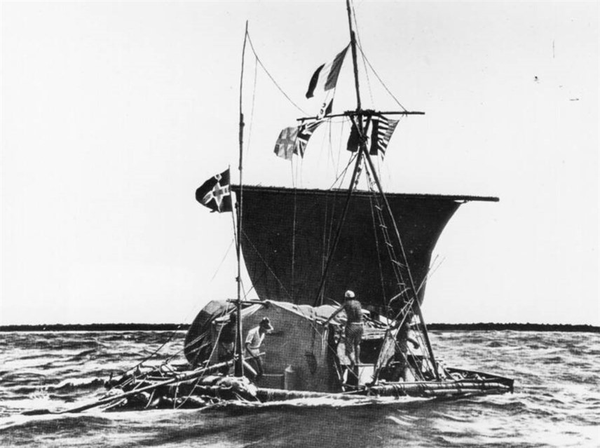Thor Heyerdahl và chiếc bè Kon-Tiki vào năm 1947. Ảnh: Rex.