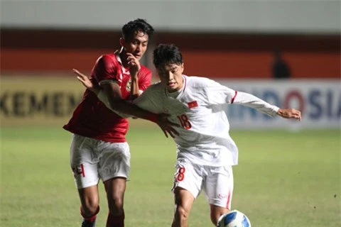 U16 Việt Nam (áo trắng) để thua ngược 1-2 trước U16 Indonesia ở lượt trận cuối bảng A Ảnh: TRÍ CÔNG