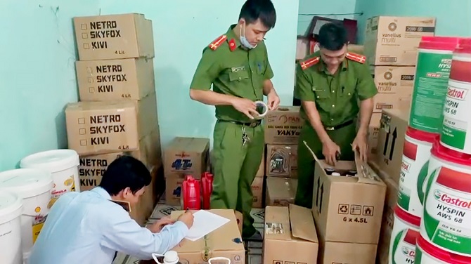 Lực lượng chức năng kiểm đếm số tang vật tạm giữ tại trên xe tải và các phòng trọ do Nguyễn Văn Lý thuê.