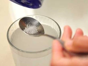 Uống 1 cốc nước muối pha loãng theo cách này, da mặt căng mịn lại khử sạch bay vi khuẩn gây hại