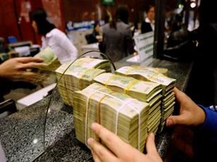 Người dân hưởng lợi từ chính sách rút tiền trước hạn vẫn hưởng lãi