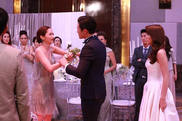 Chị dâu đến một lúc trong ngày tôi cưới rồi vội vã đi, nghe chị cãi nhau với anh trai trước cửa, tôi tháo ngay 3 chỉ vàng ra trả lại