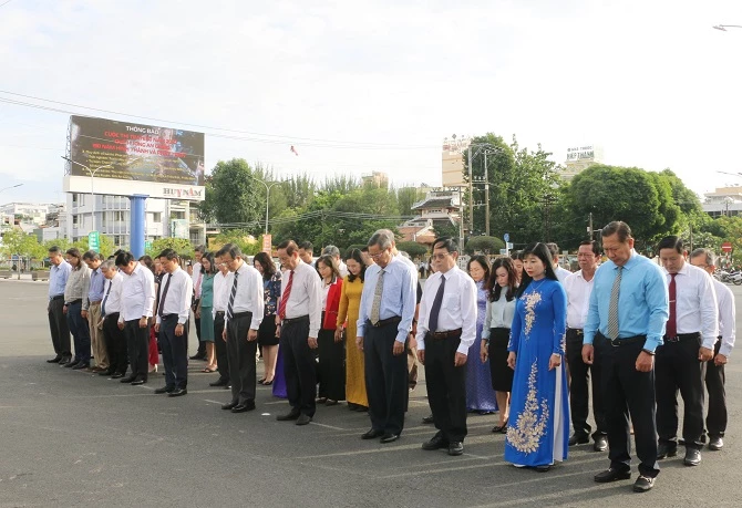 Trước lúc khai mạc Hội nghị, Đại biểu đã kính cẩn nghiêng mình trước Tượng đài Chủ tịch Tôn Đức Thắng, ở phường Mỹ Long, thành phố Long Xuyên, tỉnh An Giang và dành một phút mặc niệm tưởng nhớ Người. 