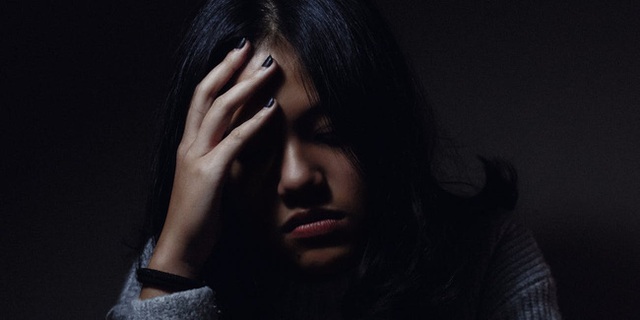 Nghe bạn gái của chồng trình bày một hồi, tôi thở dài đồng ý nhường chồng ngay lập tức vậy mà cô ta lại xin lỗi tôi rồi bỏ về