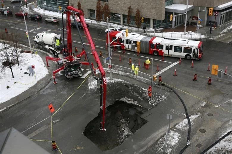 "Hố tử thần" xuất hiện tại giao lộ Laurier Avenue E v&agrave; Waller Street, ở Ottawa v&agrave;o ng&agrave;y 21/2/2014. Ảnh: Reuters.