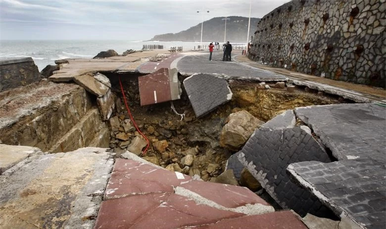 "Hố tử thần" tại Paseo Nuevo ở San Sebastian, T&acirc;y Ban Nha v&agrave;o ng&agrave;y 12/3/2008. Ảnh: Reuters.