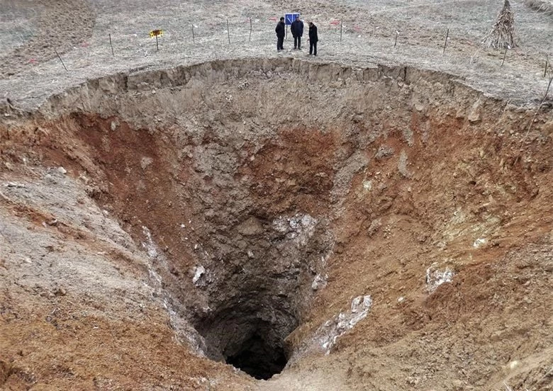 "Hố tử thần"&nbsp;c&oacute; đường k&iacute;nh 82 feet tại một ng&ocirc;i l&agrave;ng ở Quảng Nguy&ecirc;n, tỉnh Tứ Xuy&ecirc;n, Trung Quốc v&agrave;o ng&agrave;y 28/2/2013. Ảnh: Reuters.&nbsp;