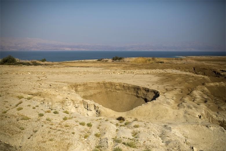 "Hố tử thần" được nh&igrave;n thấy tr&ecirc;n bờ Biển Chết, Israel v&agrave;o ng&agrave;y 27/7/2015. Ảnh: Reuters.