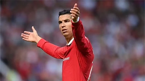 Ferdinand: 'MU không thể để Ronaldo ra đi'