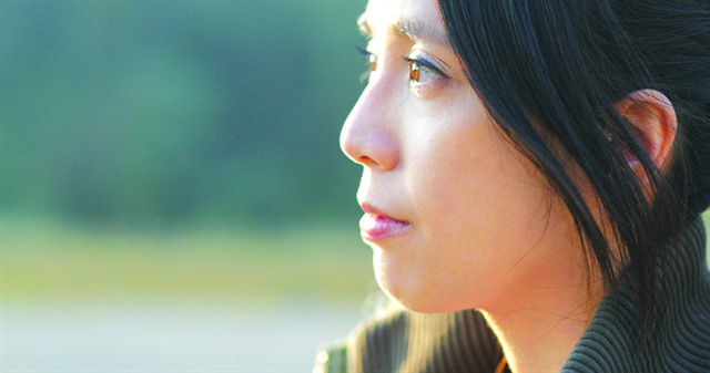 Đang đêm, tôi giật mình khi có bàn tay ai đó vuốt tóc mình, tôi hoảng hốt ngồi bật dậy, định hô hoán thì không ngờ lại là người trong nhà