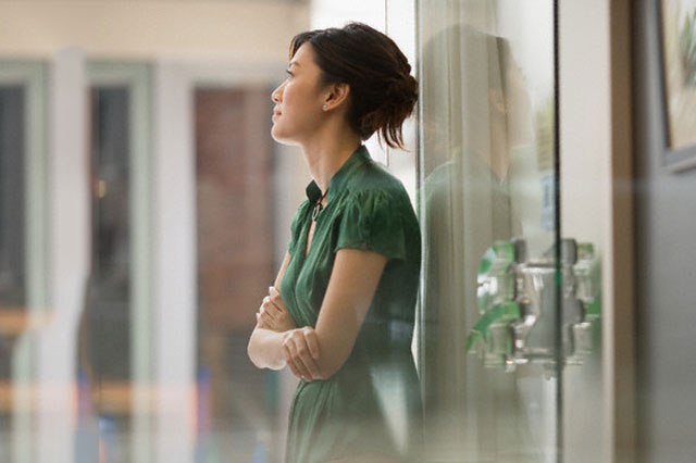 Em ch&#x1ED3;ng &#x111;&#x1B0;a b&#x1EA1;n g&#xE1;i v&#x1EC1; ra m&#x1EAF;t, m&#x1EB9; ch&#x1ED3;ng n&#x1EAF;m tay c&#xF4; &#x1EA5;y, m&#x1EC9;m c&#x1B0;&#x1EDD;i tr&#xEC;u m&#x1EBF;n v&#xE0; n&#xF3;i m&#x1ED9;t c&#xE2;u khi&#x1EBF;n t&#xF4;i &#x27;&#x111;&#x1EE9;ng h&#xEC;nh&#x27;