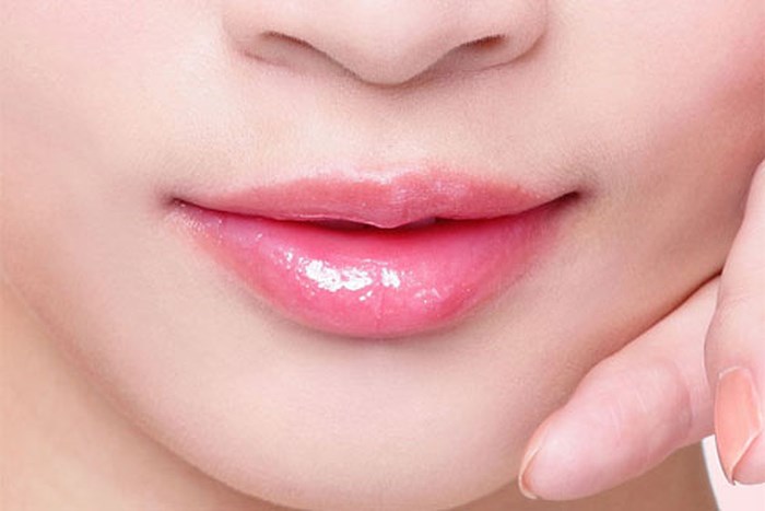 5 cách giúp môi hồng không cần son