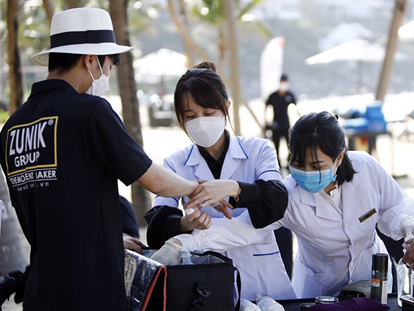 Kiểm tra sức khỏe của những người trong đoàn du khách Quảng Nam tham quan du lịch tại Đà Nẵng có dấu hiệu bị ngộ độc thực phẩm (Ảnh do BV 199 - Bộ Công an cung cấp)