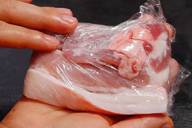 Mua thịt bò, lợn, gà ngoài chợ về đừng vội cất tủ lạnh, thêm bước này đảm bảo cả tháng thịt vẫn tươi ngon