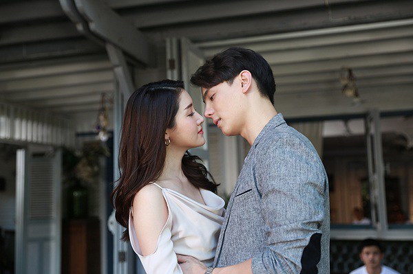 Mê mẩn suối tóc của vợ, tân hôn nồng nàn nhìn đầu cô ấy tôi rụng rời