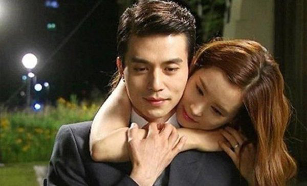 Vừa ra khỏi nhà nghỉ, tôi chua chát khi chồng và mẹ chồng chạy tới hỏi thăm