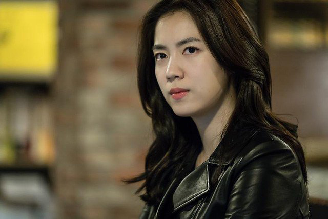 Chồng đi karaoke tay vịn mà mẹ chồng còn bênh, tôi đốp ngay 1 câu khiến bà cứng họng