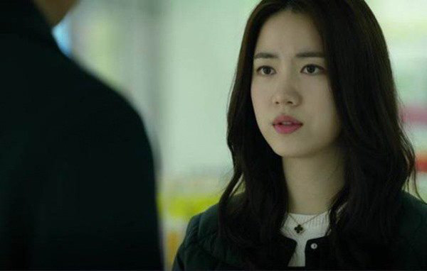 Đêm tân hôn chồng lột áo tôi ra rồi tát 1 cái trời giáng, vơ đồ đạc đuổi về ngoại