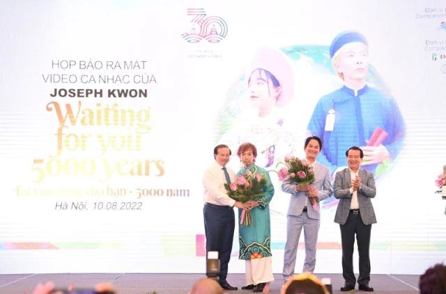 Thứ trưởng Bộ Văn hóa, Thể thao và Du lịch Tạ Quang Đông tặng hoa cho Joseph Kwon (thứ hai, từ trái sang). 