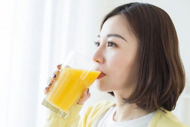 3 khung giờ vàng uống một cốc tinh bột nghệ mật ong giúp thanh lọc gan thận, da láng, dáng xinh