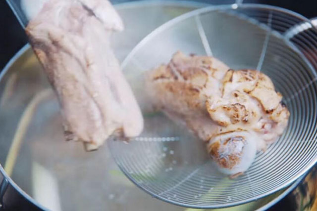 Hầm xương không phải cứ lâu là ngọt nước: Muốn nước trong, đậm vị, làm thêm bước này trước khi nấu