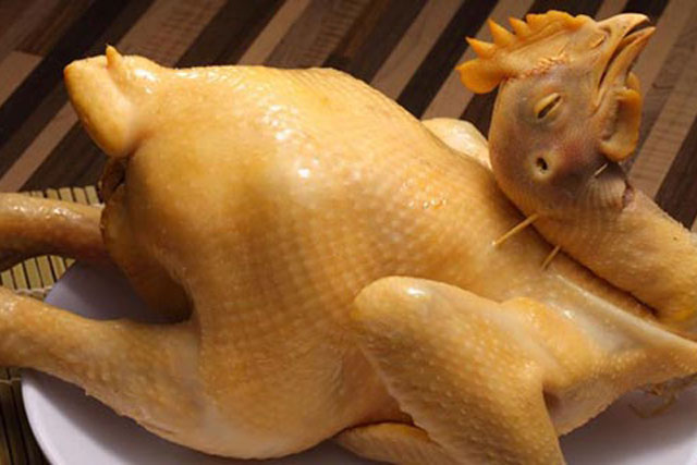 Luộc gà đổ thẳng nước lã vào là dại: Dùng loại nước này thịt ngọt lừ, da giòn sần sật, không sợ nứt