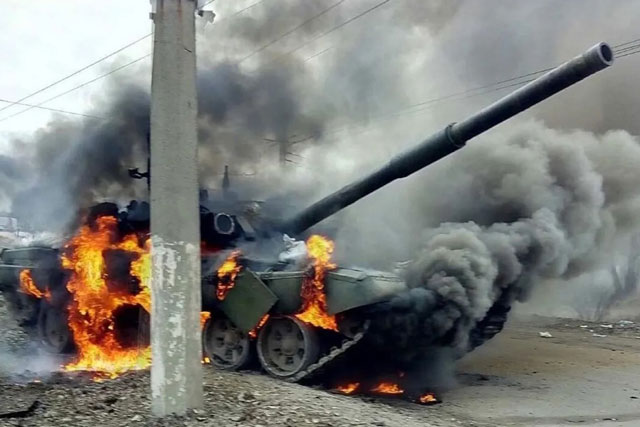 Một xe tăng bốc cháy trên chiến trường Ukraine. Ảnh: Asia Times.