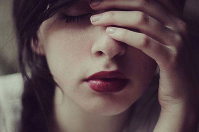 Dọn dẹp quần áo bẩn, tôi sững người khi phát hiện vết máu trong quần của chị dâu, từ đó biết được mưu tính động trời của chị ấy