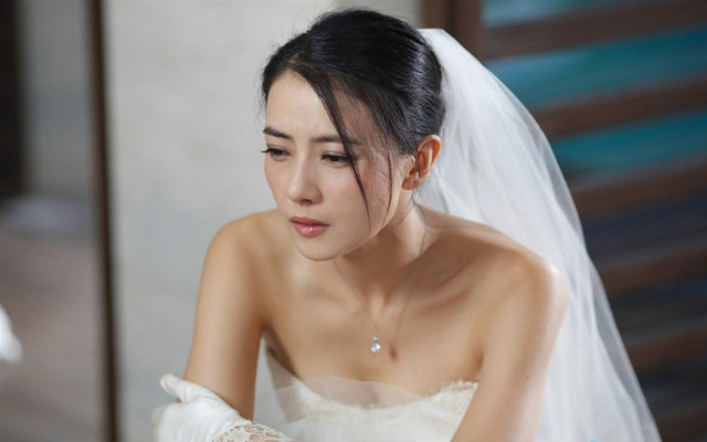 Người yêu cũ của tôi bỗng xuất hiện tại đám cưới, cầm điện thoại dọa phát clip nóng và phản ứng của chồng khiến gã thất thểu ra về