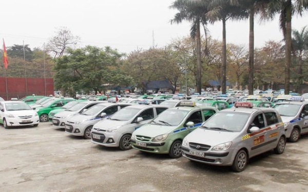 Kinh doanh taxi gặp khó, chủ xe ngừng hoạt động hàng loạt: Giải pháp nào để tồn tại?