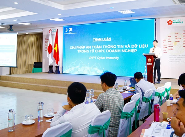 Nhóm tác giả của VNPT Đà Nẵng trình bày tham luận “Giải pháp ATTT và dữ liệu trong tổ chức doanh nghiệp” tại hội thảo.