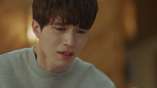 Thấy mâm cơm nằm chỏng chơ trên nền gạch, tôi gào lên hỏi tội vợ, nhưng bất ngờ mẹ lao ra cho ngay cái tát vào mặt