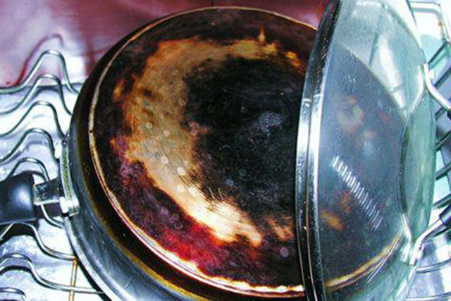 Mẹo tránh nồi bị đen, ố vàng khi dùng bếp ga