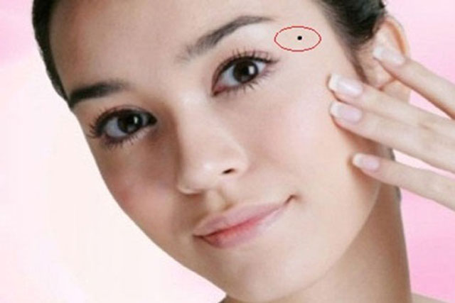 4 nốt ruồi phá tướng “chặn đứng tài lộc”: Có 1/4 cũng lận đận đủ đường, đen cả tình duyên lẫn công danh