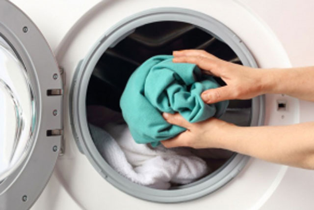 Quần áo giặt máy lấy ra nhăn như giẻ lau: Trước khi giặt làm bước này để đồ phẳng phiu, không mất công là