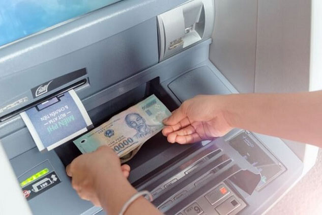 Rút tiền ở cây ATM bị nuốt thẻ làm ngay cách này để lấy lại dễ dàng, không bị thiệt thòi