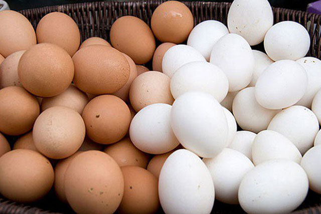 Vì sao mua trứng gà không nên chọn quả to, quả có đốm: Nhiều bà nội trợ vẫn chưa biết lý do