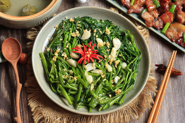 Xào rao muống nhớ mẹo này, đảm bảo rau xanh mướt, không bị thâm đen