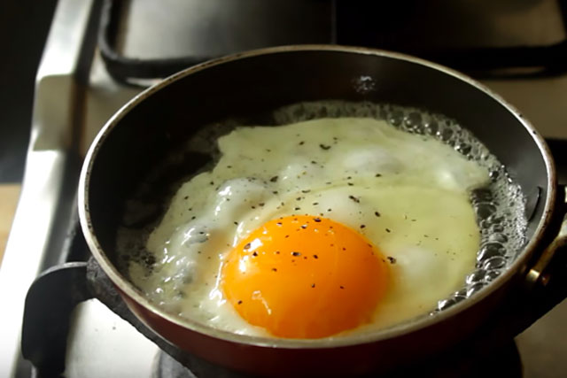 Làm trứng ốp la đừng dại đập ngay vào chảo kẻo nát bét, thêm bước này 10 quả lành cả 10, đẹp mắt
